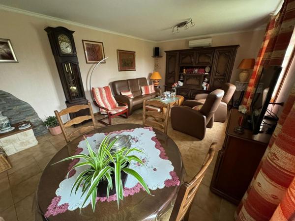 Maison de plain-pied avec un grand garage