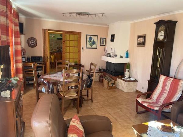 Maison de plain-pied avec un grand garage