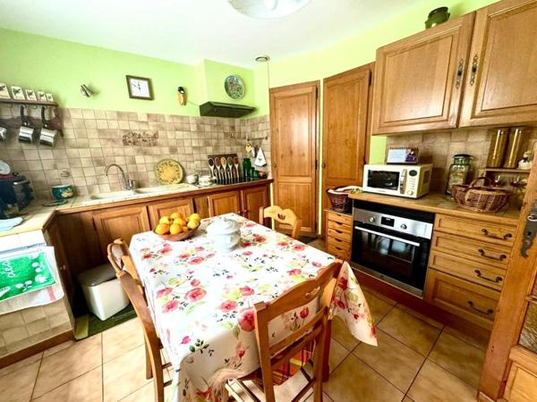 Maison de plain-pied avec un grand garage