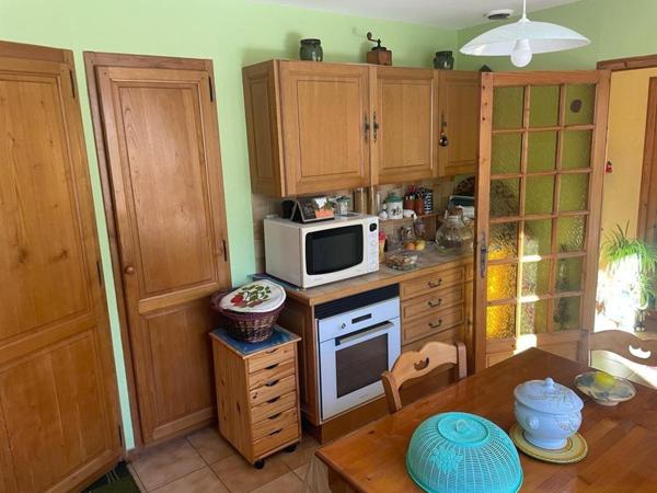 Maison de plain-pied avec un grand garage