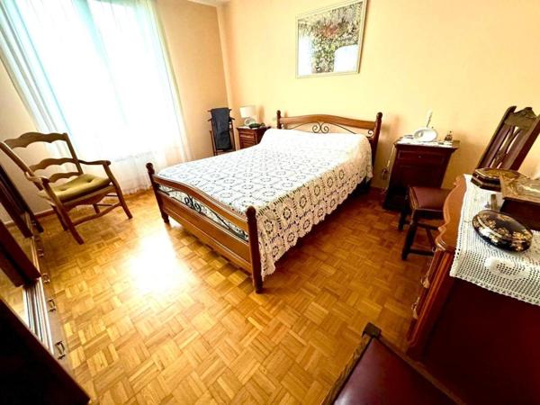 Maison de plain-pied avec un grand garage