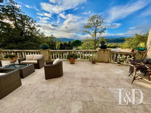 Château fort avec chambres d'hôtes, gîtes et salle de réception.