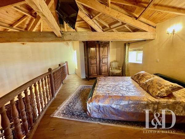 Château fort avec chambres d'hôtes, gîtes et salle de réception.