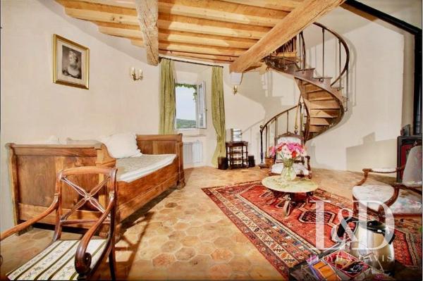 Château fort avec chambres d'hôtes, gîtes et salle de réception.