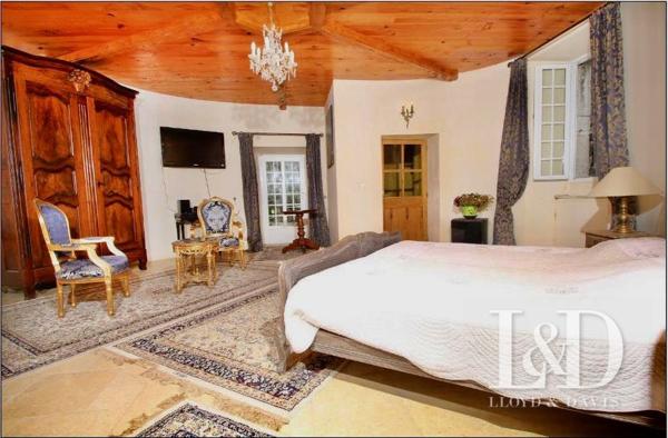 Château fort avec chambres d'hôtes, gîtes et salle de réception.