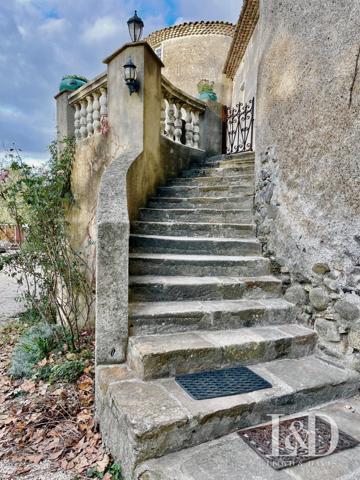 Château fort avec chambres d'hôtes, gîtes et salle de réception.