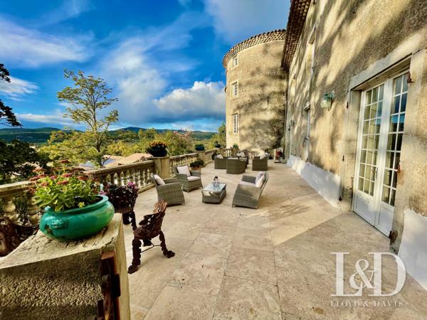 Château fort avec chambres d'hôtes, gîtes et salle de réception.