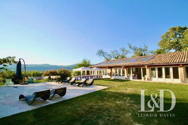 Château fort avec chambres d'hôtes, gîtes et salle de réception.