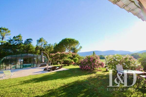 Château fort avec chambres d'hôtes, gîtes et salle de réception.
