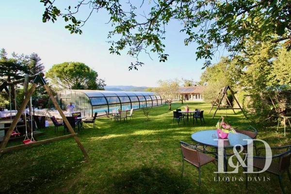Château fort avec chambres d'hôtes, gîtes et salle de réception.