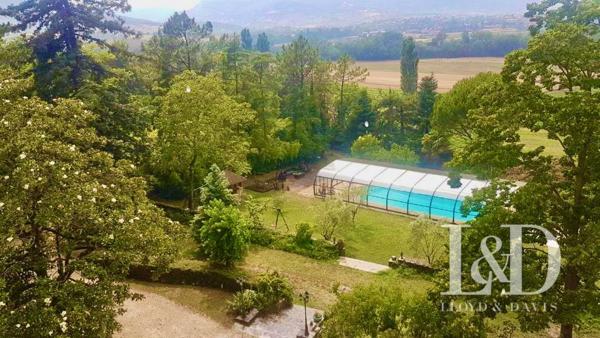 Château fort avec chambres d'hôtes, gîtes et salle de réception.
