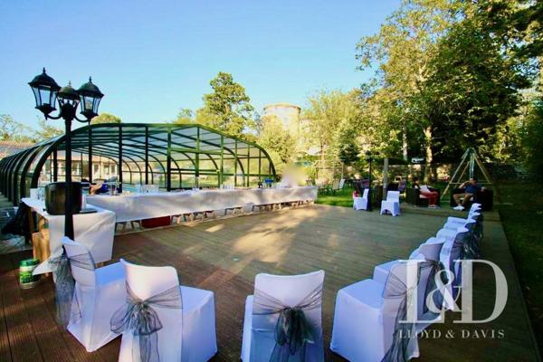 Château fort avec chambres d'hôtes, gîtes et salle de réception.