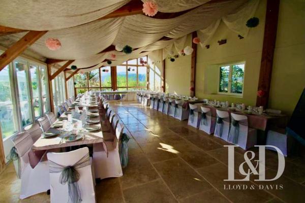 Château fort avec chambres d'hôtes, gîtes et salle de réception.