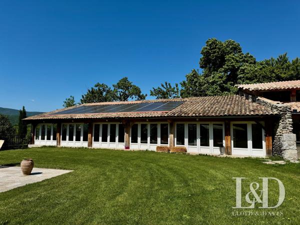 Château fort avec chambres d'hôtes, gîtes et salle de réception.