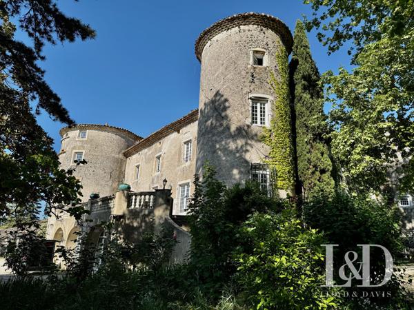 Château fort avec chambres d'hôtes, gîtes et salle de réception.