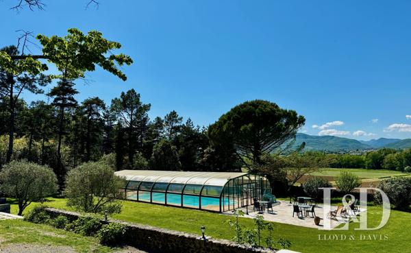 Château fort avec chambres d'hôtes, gîtes et salle de réception.