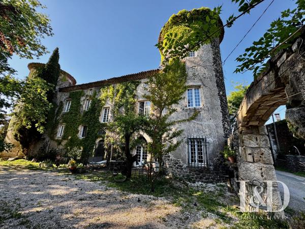 Château fort avec chambres d'hôtes, gîtes et salle de réception.
