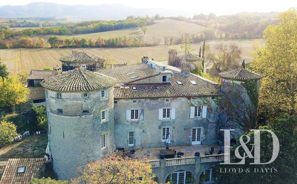 Château fort avec chambres d'hôtes, gîtes et salle de réception.