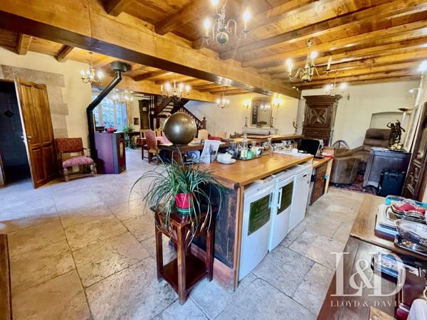 Château fort avec chambres d'hôtes, gîtes et salle de réception.