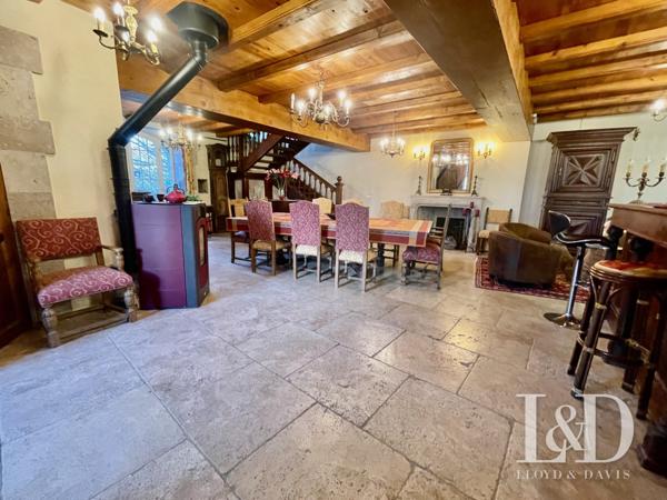 Château fort avec chambres d'hôtes, gîtes et salle de réception.