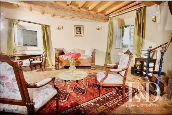 Château fort avec chambres d'hôtes, gîtes et salle de réception.