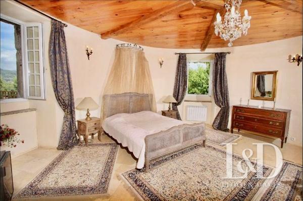 Château fort avec chambres d'hôtes, gîtes et salle de réception.