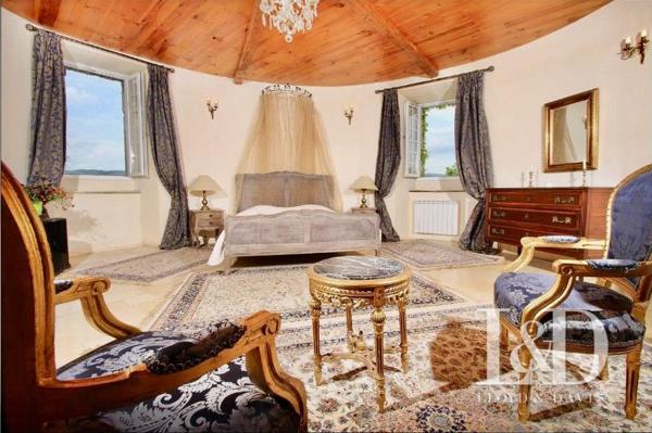 Château fort avec chambres d'hôtes, gîtes et salle de réception.