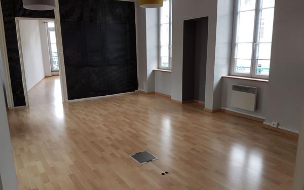 Immeuble à vendre    2 pièces • 180 m2 Montluçon