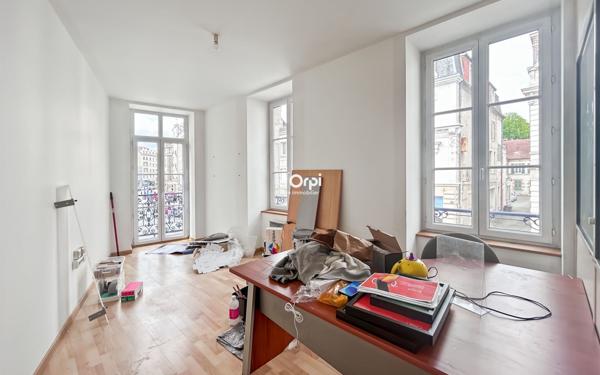 Immeuble à vendre    2 pièces • 180 m2 Montluçon