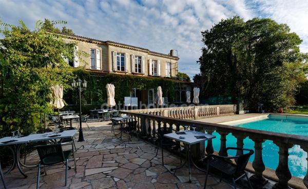 Propriété de 10 pièces avec Piscine et dépendance