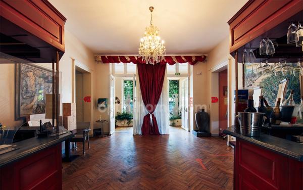 Propriété de 10 pièces avec Piscine et dépendance