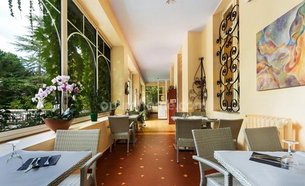 Propriété de 10 pièces avec Piscine et dépendance