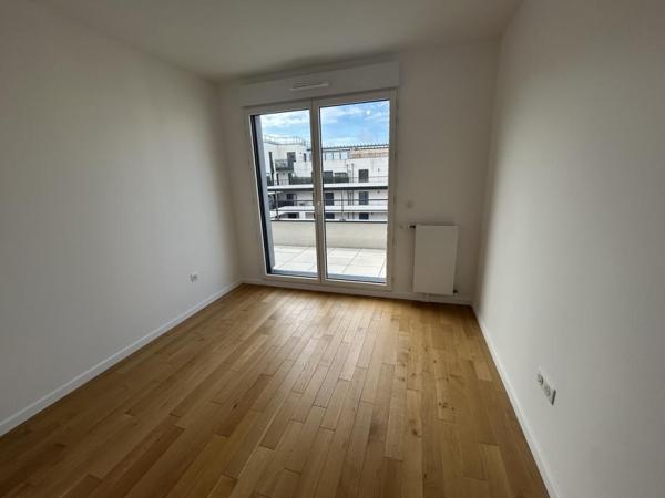 Location Appartement 5 pièces 109.96 m² - Courbevoie 92400