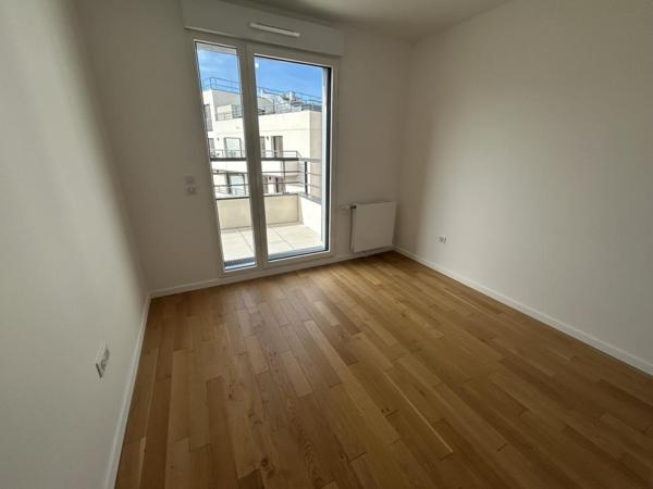 Location Appartement 5 pièces 109.96 m² - Courbevoie 92400