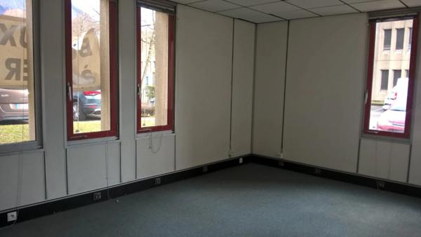 Dpt Isère (38), à louer bureaux 138 m² à MEYLAN