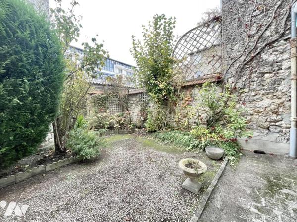 maison 11 pièces avec jardin et garage.