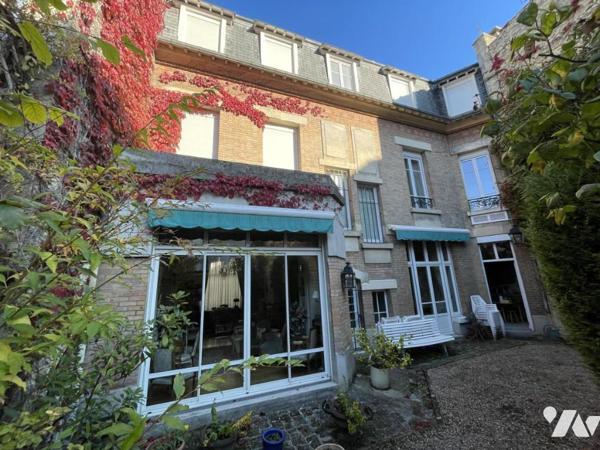 maison 11 pièces avec jardin et garage.