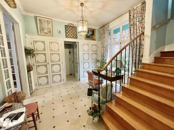 maison 11 pièces avec jardin et garage.