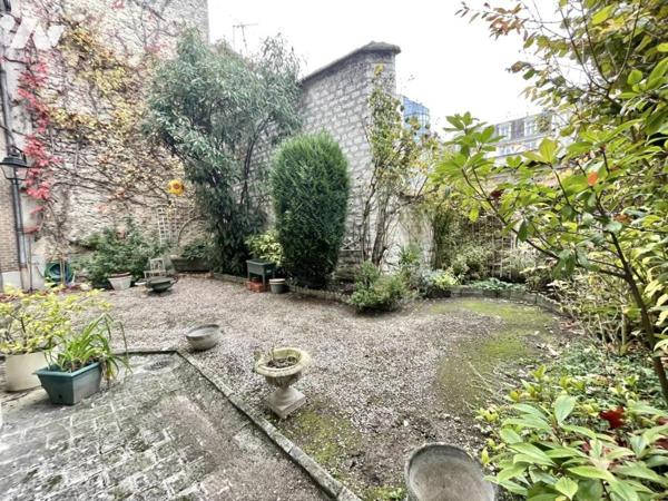 maison 11 pièces avec jardin et garage.