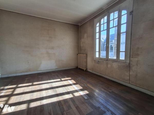 Couëron Bourg, maison de ville ancienne en plein centre