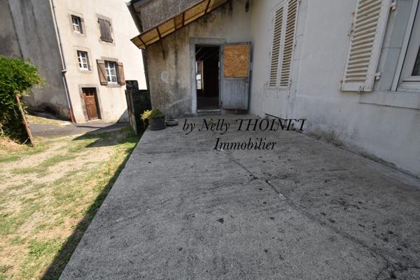 Dépt.15, MAISON DE VILLE, 3 pièces, terrasse et cave.