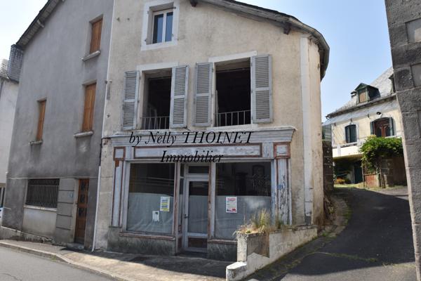 Dépt.15, MAISON DE VILLE, 3 pièces, terrasse et cave.