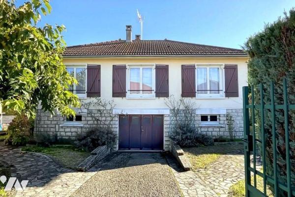 A VENDRE à AVALLON (89200), dans un quartier pavillonnaire, proche de commerces, d'une école et...