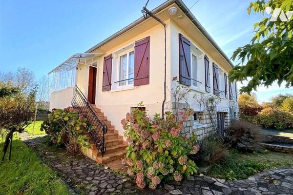 A VENDRE à AVALLON (89200), dans un quartier pavillonnaire, proche de commerces, d'une école et...