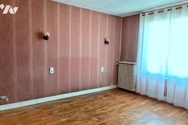 A VENDRE à AVALLON (89200), dans un quartier pavillonnaire, proche de commerces, d'une école et...