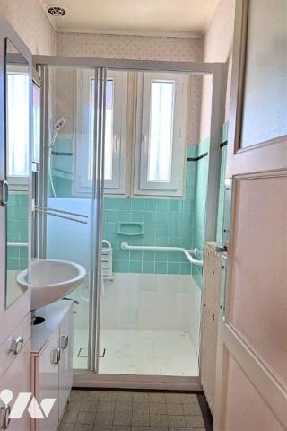 A VENDRE à AVALLON (89200), dans un quartier pavillonnaire, proche de commerces, d'une école et...