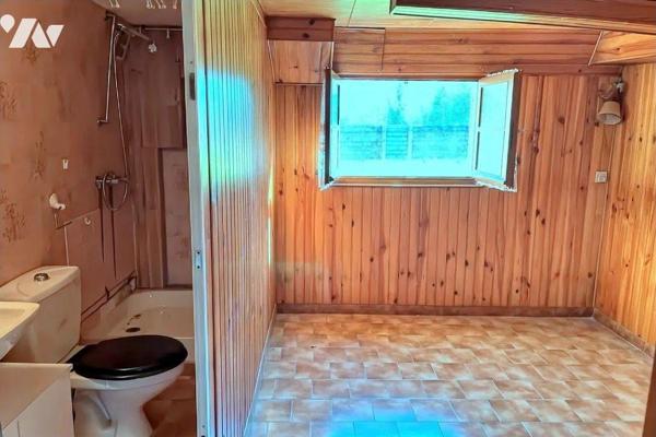 A VENDRE à AVALLON (89200), dans un quartier pavillonnaire, proche de commerces, d'une école et...