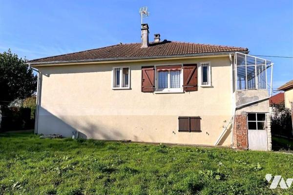 A VENDRE à AVALLON (89200), dans un quartier pavillonnaire, proche de commerces, d'une école et...