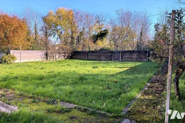 A VENDRE à AVALLON (89200), dans un quartier pavillonnaire, proche de commerces, d'une école et...