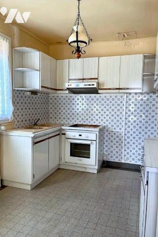 A VENDRE à AVALLON (89200), dans un quartier pavillonnaire, proche de commerces, d'une école et...